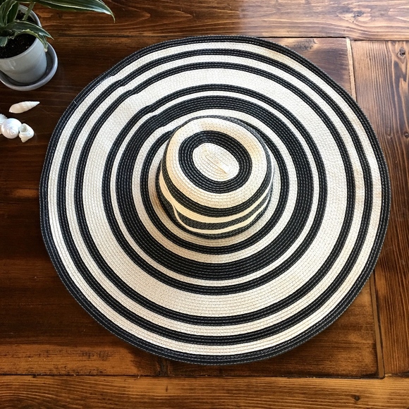 BCBGMaxAzria Other - BCBG MaxAzria floppy brim sun hat